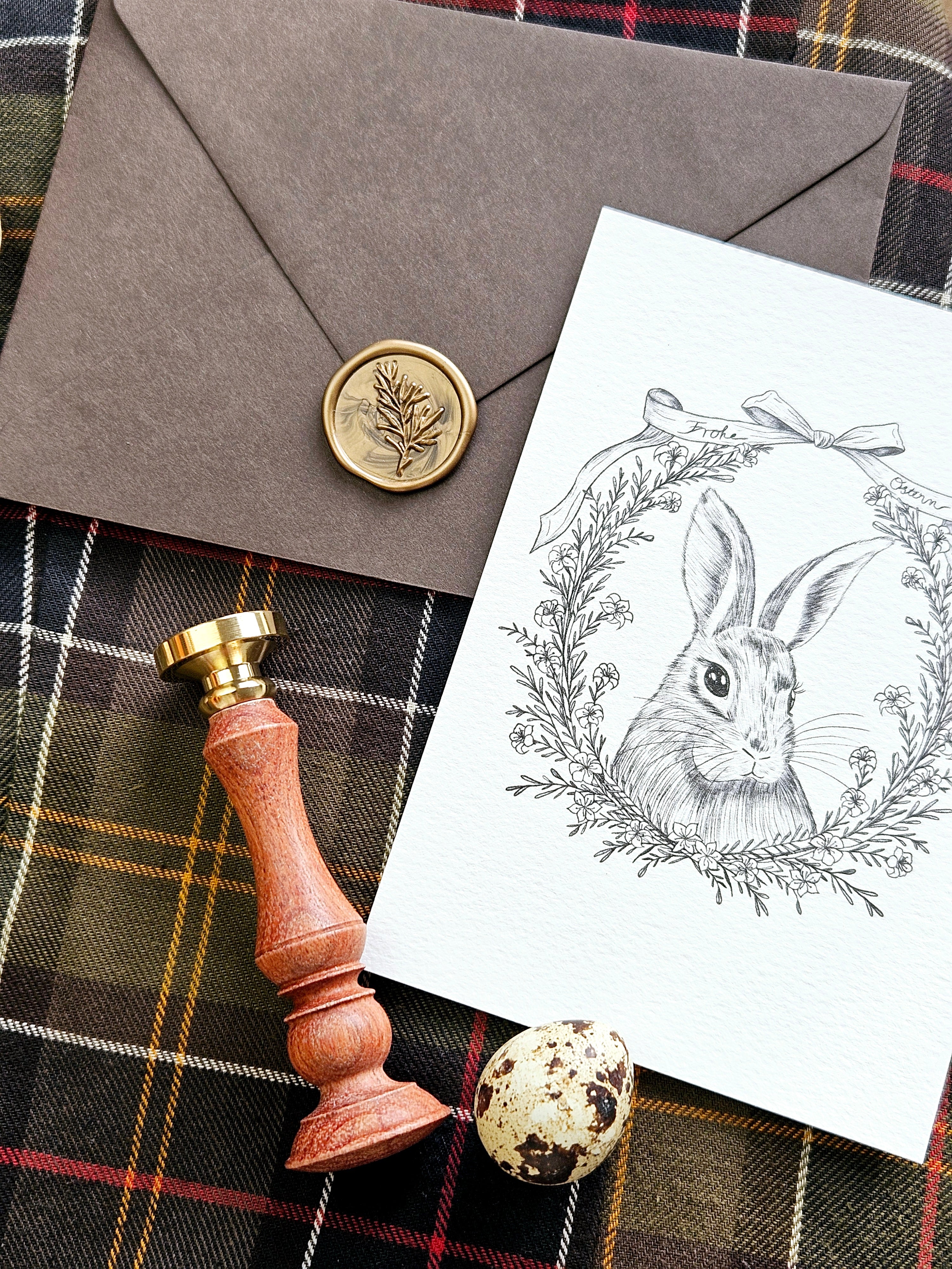 Vintage Osterkarte mit fein illustriertem Hasen und Blütenkranz