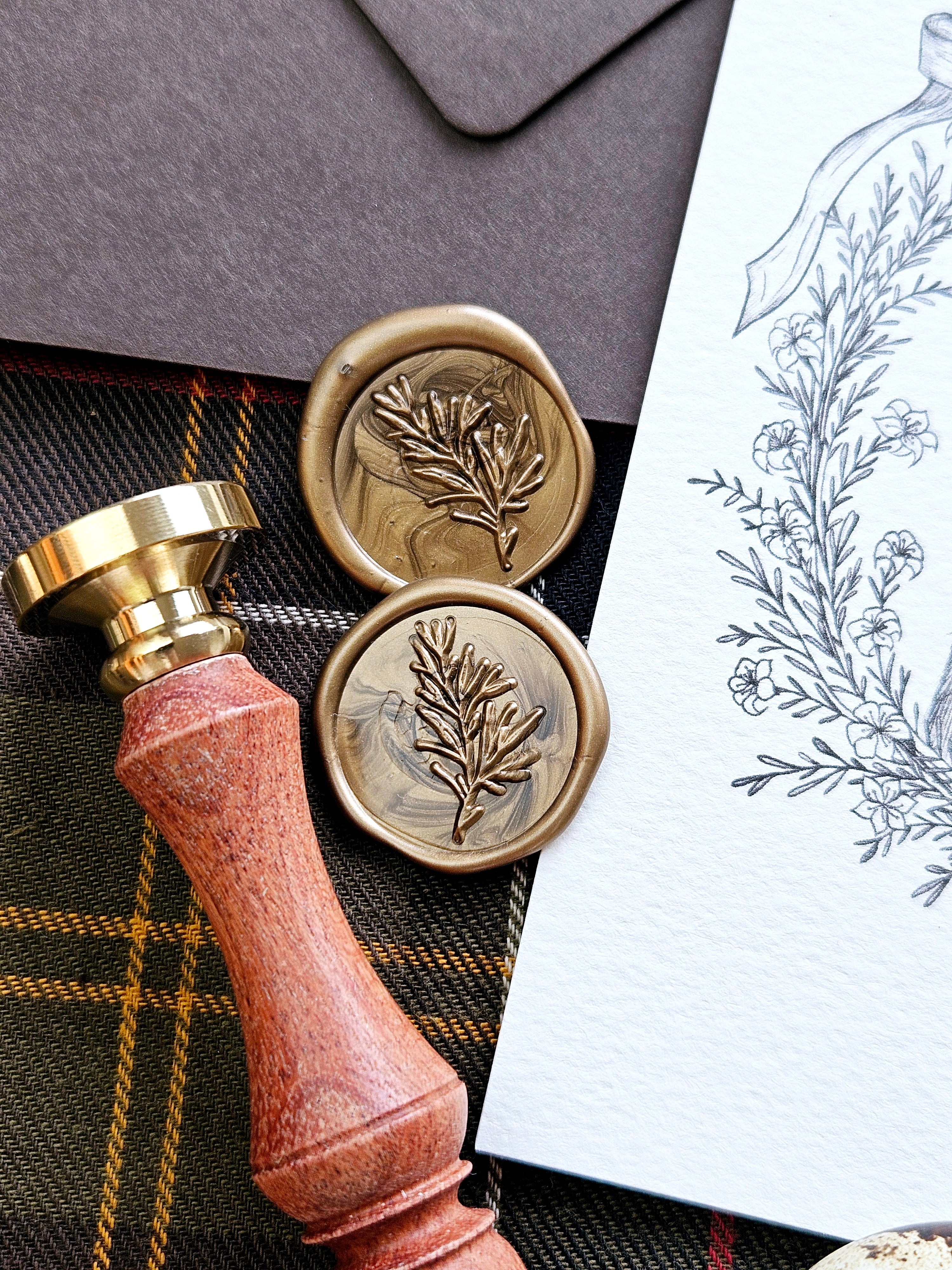 Vintage Osterkarte mit fein illustriertem Hasen und Blütenkranz