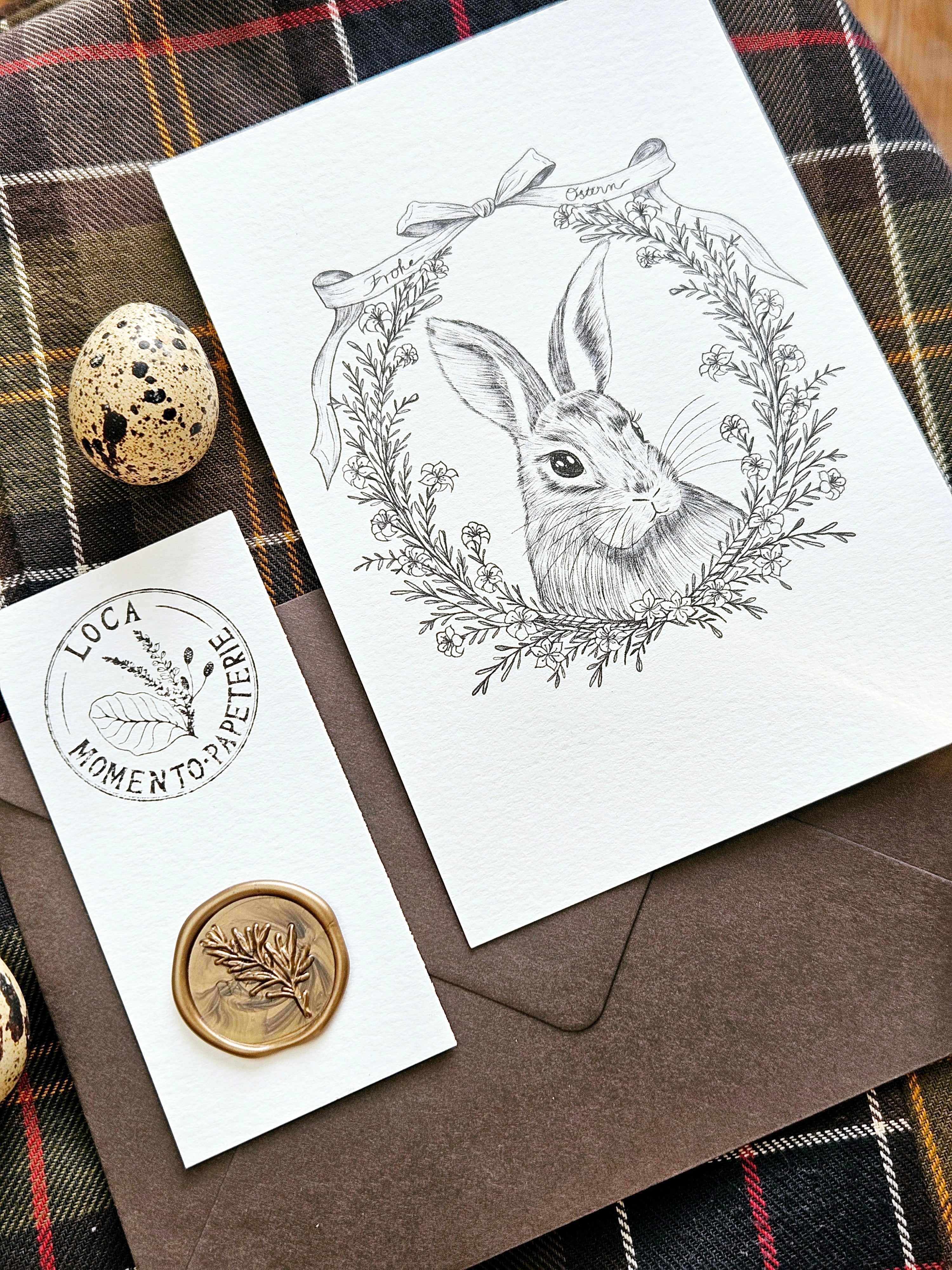 Vintage Osterkarte mit fein illustriertem Hasen und Blütenkranz